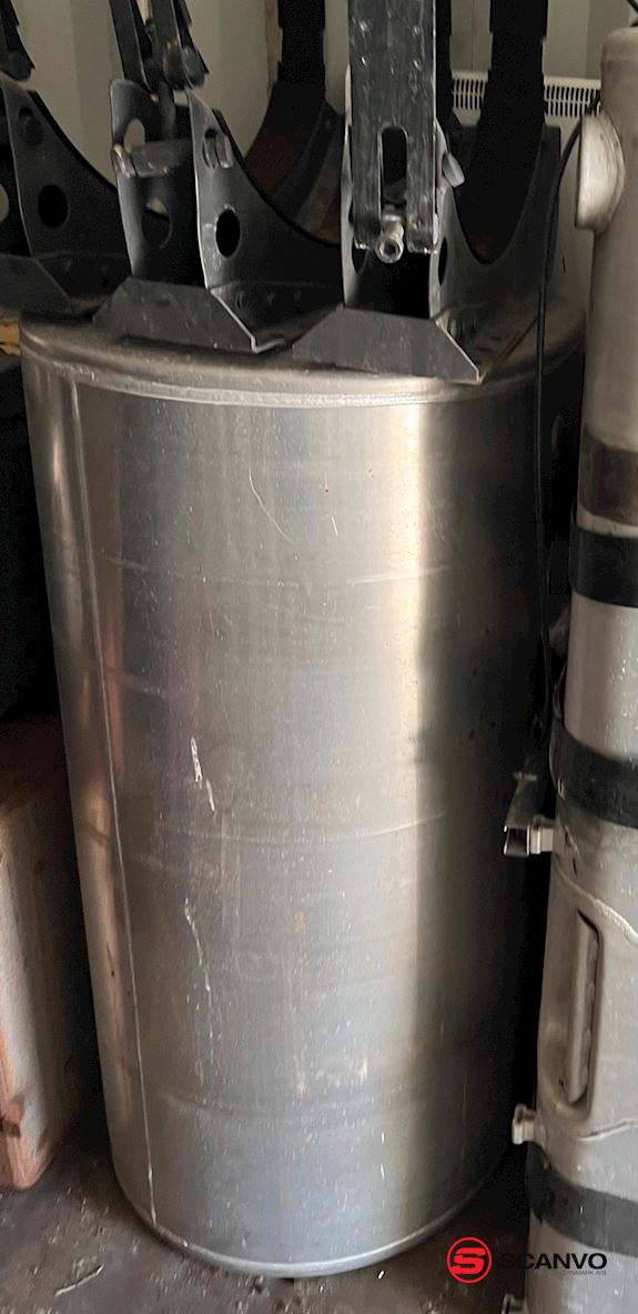Volvo Dieseltank 570 L med 3 bæringer Extras - 1